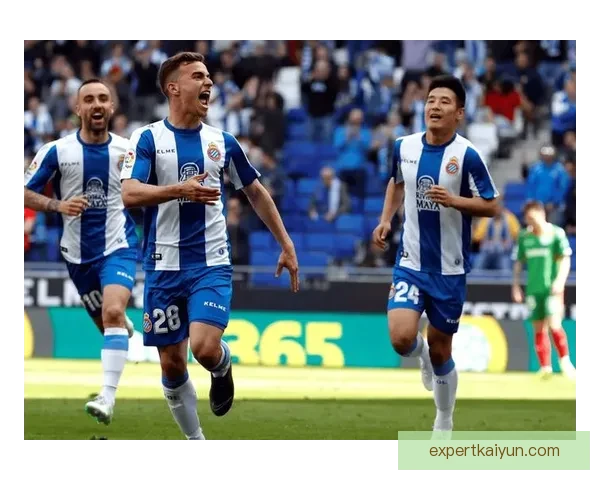 西甲转会消息持续升温，多个俱乐部都在积极寻求新援以提升竞争力