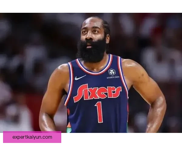 莱万多夫斯基腿筋不适，影响近期状态，球队需密切关注恢复进展。